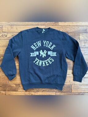 NWT New York Yankees Crewneck Wmn Medium Navy MLB Gill by Carl Bank OFFICIAL
